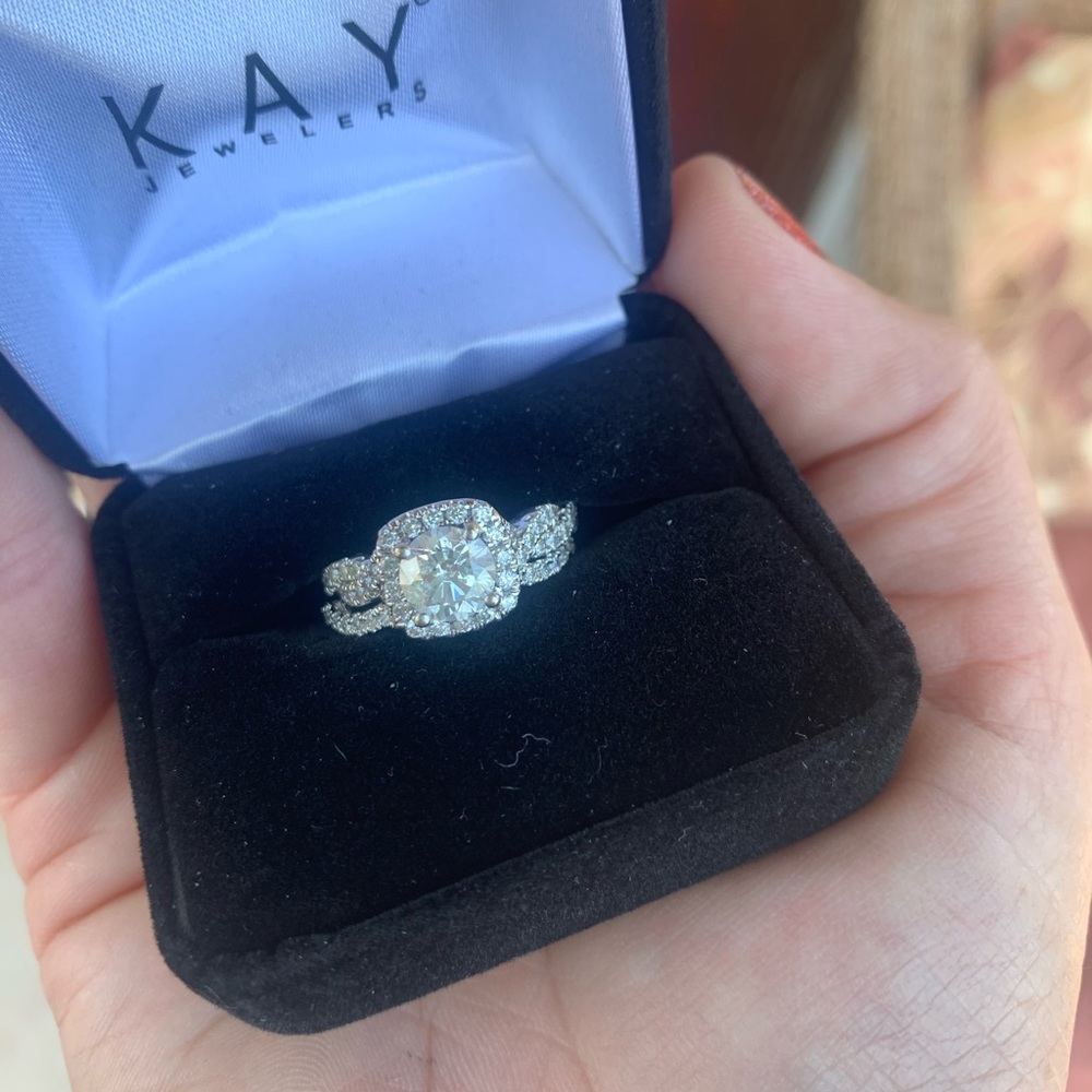 Engagement ring - Picture 3 of 4